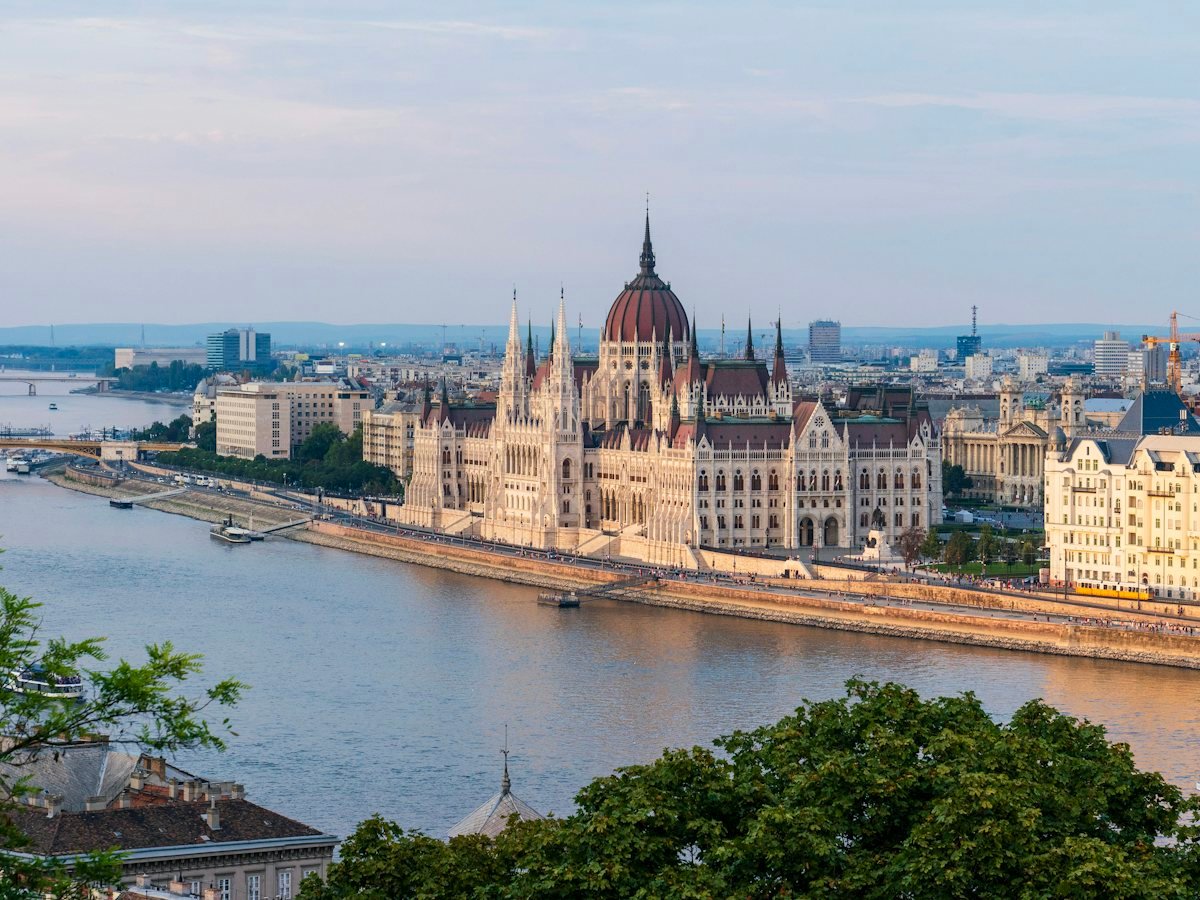 Parlamentul din Budapesta pe malul Dunării