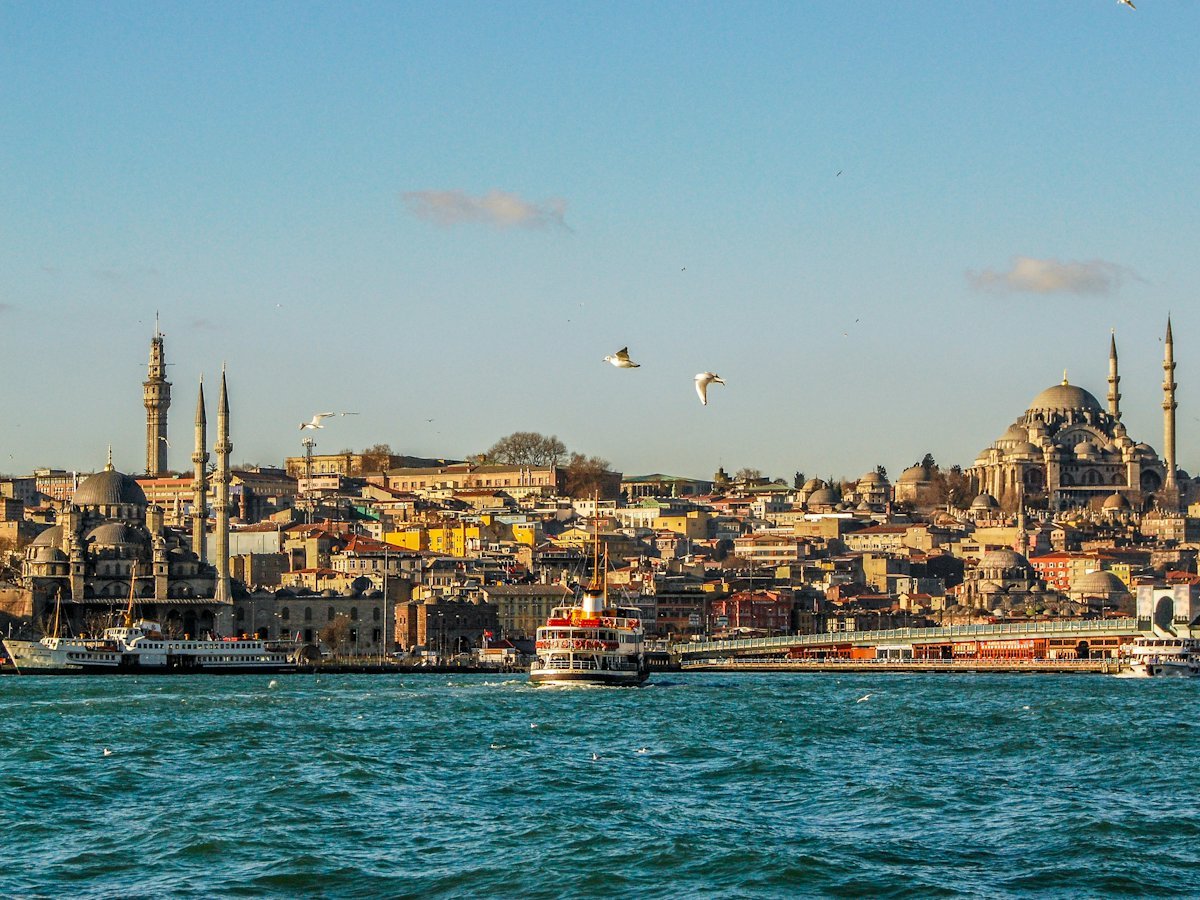 Feribot pe Bosfor, cu moscheile din Eminönü