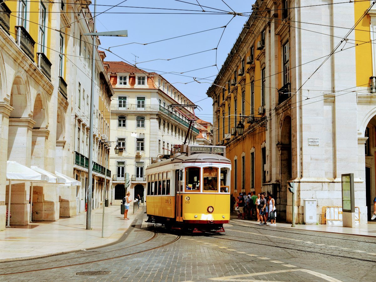 Tramvai galben pe o stradă din Lisabona